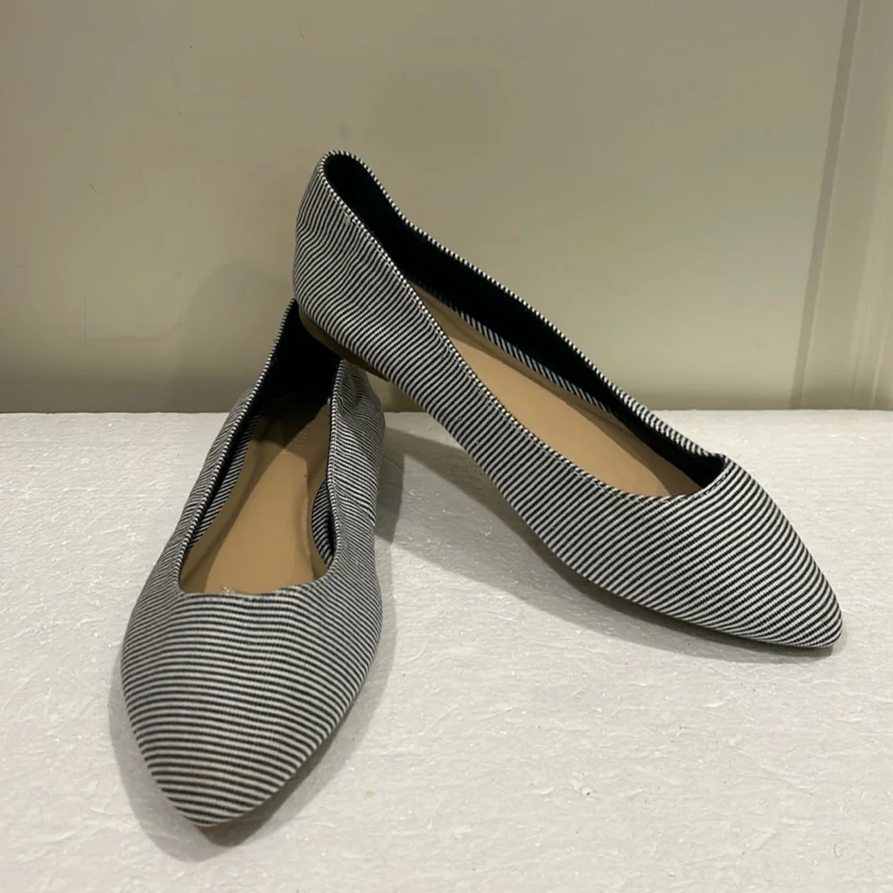 Like New! Old Navy stripe Pointed as Toe flats Ballet shoes Navy/White size 7